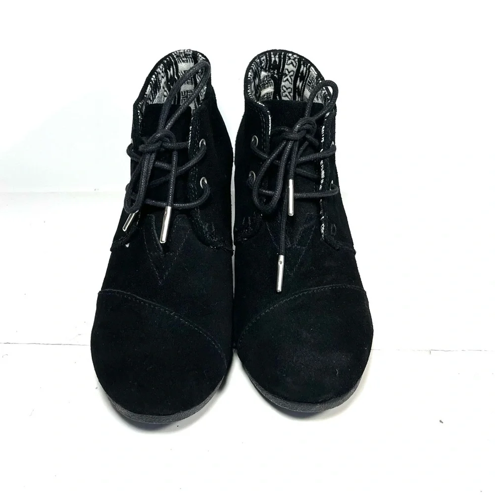 TOMS‎ Kala Women’s Ankle Boots Size 7.5 Black Suede Lace Up Wedge.